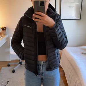 Peak Performance jacka - Säljer denna snygga peak performance jacka perfekt nu till hösten & vintern som kommer💞  Nypris 1700 kr & knappt använd! Säljer för 900 kr!