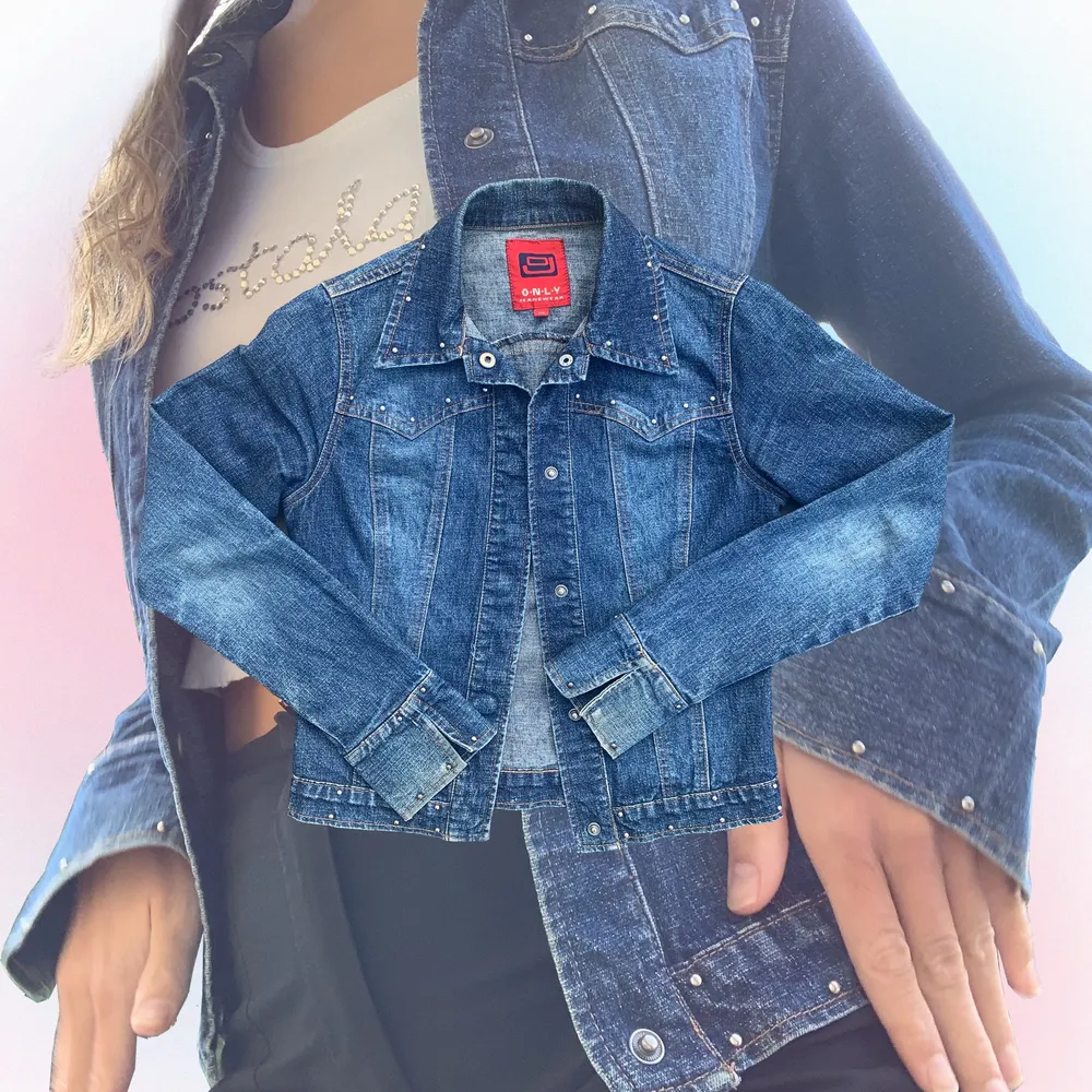 Så fin 90’s jeansjacka med rhinestones, jättebra skick. Passar bäst en storlek XS-M beroende på önskad fit. Modell är storlek XS. Skriv om funderingar och följ oss på Instagram för att få fri frakt på första köpet 💓. Jackor.