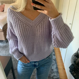 Stickad tröja💖 - Säljer denna fina lila stickade tröjan från Hm!💖Toppenskick men kommer knappt till användning. Storlek S. Köparen står för frakten😊