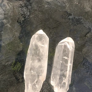 Bergkristall - 2 bergkristaller, den lite större kostar 80 och den lite mindre kostar 60 kr🧡