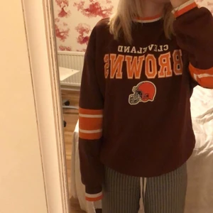 brun sweatshirt - Säljer denna supersnygga sweatshirten. säljer pågrund av att jag inte använder den längre! köparen står för frakten💕