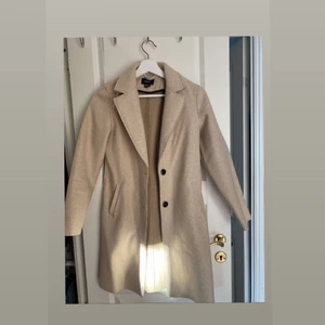 Trench coat från ONLY - Beige trench coat från ONLY. Använd vid ett fåtal tillfällen. Går att använda såväl på hösten som vintern 🤍
