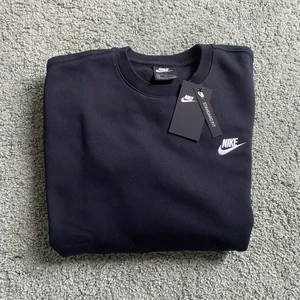 Nike Sweatshirt  - Intressekoll på en helt ny Nike sweatshirt strl M. Buda från 200 eller köp direkt för 500. BUD ÄR BINDANDE!