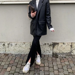 Kostymbyxa med slits &Other Stories - Jättesköna och fina kostymbyxor i mjukt tyg med slits nertill från & Other Stories. Storlek 34, sparsamt använda och i fint skick! Snygga båda med sneakers och klack❤️‍🔥