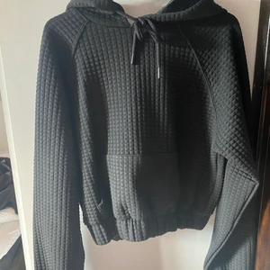 Croppad hoodie  - Mycket fint skick, använd en gång.