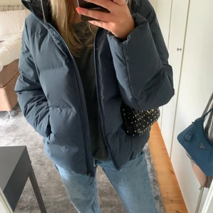 Uniqlo jacka! - Säljer denna snygga och supersköna jacka från Uniqlo!💙Använd endast 1-2 gånger! Storlek M. Nypris: 999 kr. Köparen står för frakten😊