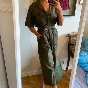 Jumpsuit  - Supersnygg mörkgrön jumpsuit med tillhörande bälte i midjan! 