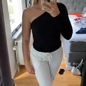 Topp - Enarmad tröja, super snygg, en använd då jag råka ha 2 andra lika dana , storlek xs men är välldigt stretchig , köppt från bikbok för 149kr 🥰