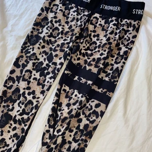Stronger Tights - Träningstights från Stronger i strl S. Nypris 799kr, använda ca 5ggr och är i nyskick.