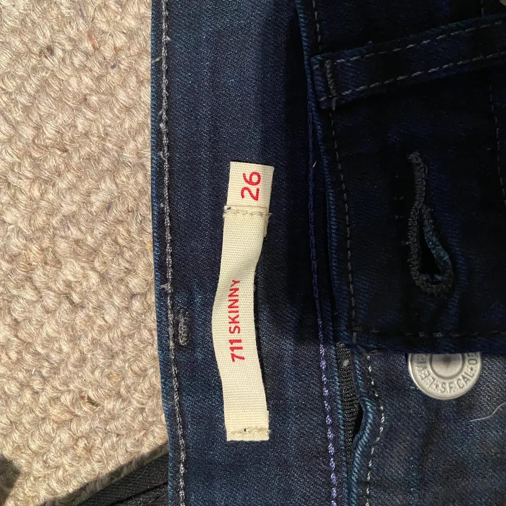 Nu säljer jag dessa jättesköna blåa (färgen syns bättre på andra bilden) jeans från Levi’s i modellen 711 Skinny. Jeansen är i storlek 26. De är nästan aldrig använda och nypriset för dem ligger på 1000kr. Jag säljer dessa för 250kr + frakt. Skicka ett meddelande om du har frågor eller vill ha fler bilder🌻. Jeans & Byxor.
