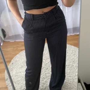 randiga kostymbyxor - superfina randiga kostymbyxor från NAKD, aldrig använda! går att justera hög/låga i midjan beroende på hur man vill ha de, raka i modellen! 