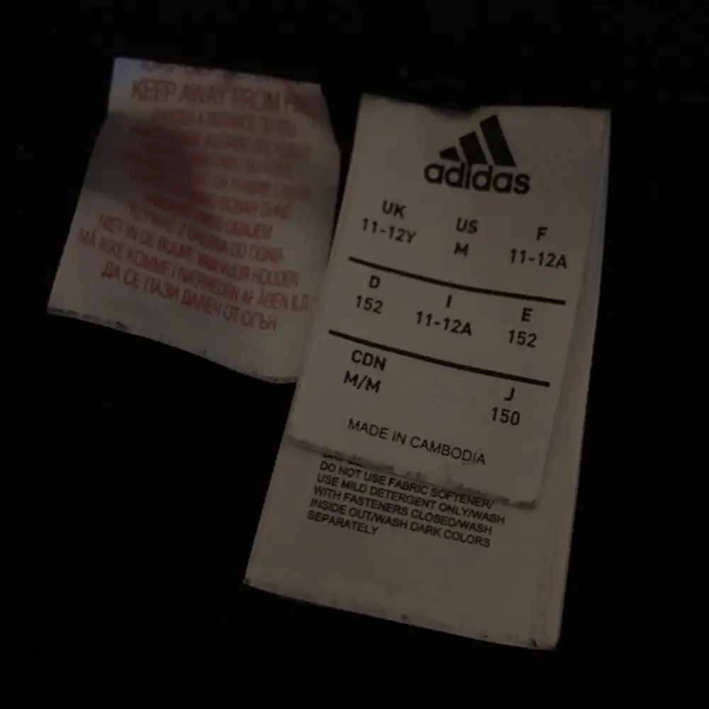 Säljer dessa adidas byxor då de inte passar mig. De är ganska använda, men i ett relativt gott skick (endast lite noppror här och var). Går att knyta i midjan från insidan. Köpare står för frakt vilket gör att priser blir 95kr + frakt. . Jeans & Byxor.