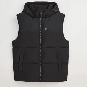 ZARA VÄST - Perfekt varm väst till hösten men även lite varmare vinter dagar💕 Västen är puffig och lite oversize, HELT oanvänd med prislapp kvar😚👍🏽 