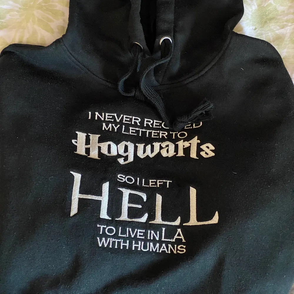 Svart huvtröja i storlek S. Merchandise för Netflix serien Lucifer (ej officiell merch), texten är broderad. ”I never received my letter from hogwarts so I left hell to live in LA with humans”. Begagnad men mycket fint skick. Betalade 500kr för den.  Passar för både tjej och kille :). Hoodies.