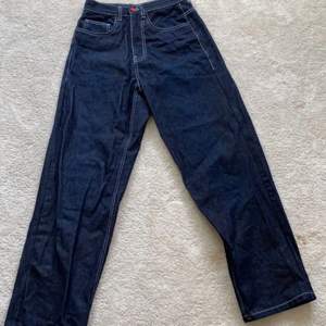 Ett par loosefitted jeans i storlek 27/32. Har vuxit ur de och det är därför svårt att se hur de ska sitta. Köpte de på Aplace i våras för 1000kr det finns bilder där om ni söker på BeWider byxor! Har knappt använt de så de säljs i väldigt gott skick!