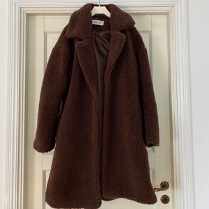 Fin brun teddy-kappa - Brun mysig kappa i teddymaterial. Nyskick. Storlek 36.