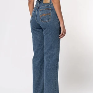 Nudie jeans rak modell - Superfina jeans från Nudie Jeans jag köpte i början av året. Måste tyvärr sälja då jag köpte en för stor storlek. Använda ett fåtal gånger. Jeansmodellen heter Clean Eileen. Storlek W29 L30