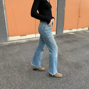 Weekday Jeans Bootcut ljusblå  - W29 L32 