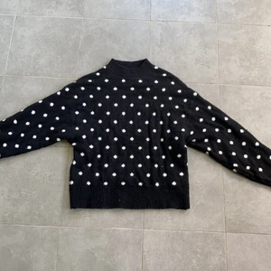 En prickig tröja från Hm i stl xs - En prickig stickad tröja från Hm i stl xs 