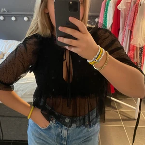 Fest topp - Svart festlig topp. ÄLSKAR denna topp men den har tyvärr blivit för liten för mig. Perfekt att ha i höst/vinter på festligare tillfällen. 🖤⚡️🧸