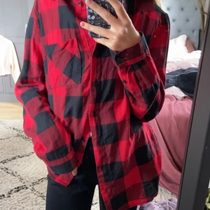 Skjorta - En super cool skjorta som tyvärr ej kommer till användning längre! Den är ifrån hm divided och är i storlek 34!❤️