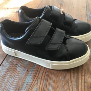 Eytys  - Svarta Eytys, modellen ”Doja sneakers med kardborreband” i storlek 40. Köpte för ett år sen men lite använda pga fel storlek så är som nya. Högsta bud nu - 1550 + frakt! 🛑Budgivningen avslutas sön 19/9 kl 22:00🛑