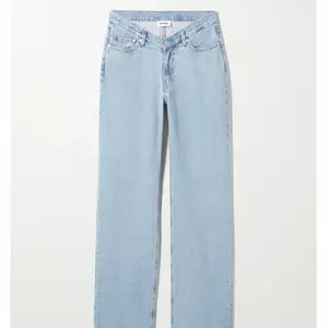  I took the wrong size in these pants, they are size 27” , for those who are shorter I will recommend these. I’m 5.2 feet and the length of the jeans suited me very good 