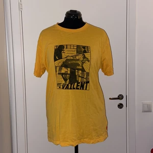 Orange Graphic T-Shirt Vailent Carlings - T-shirt med comic strip print, använd 1 gång. Köpt från carlings för 200kr