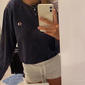 Champion tröja - marinblå champion sweatshirt💙 kommer ej till användning, är croppad och passar S-M