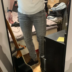 Grå Jeans - Storlek 33, blivit för små för mig 