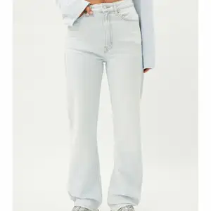 Ett par näst intill oanvända jeans från weekday, modell: Rowe Extra High Straight Jeans. Sjukt trendiga och lätta att styla upp men också ha till vardags. Frakten ingår i priset😍😍🤌🏻