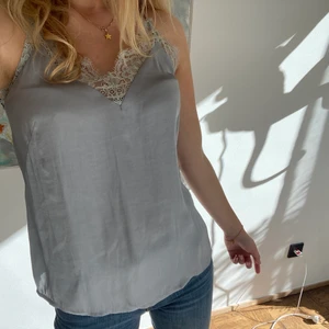 Silkestopp Zara - Linne i ”silke” och spets med väldigt fin rygg! 