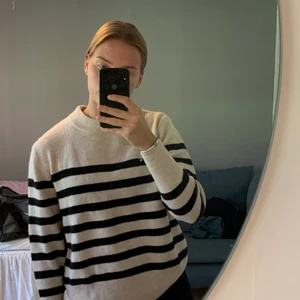 Stickad tröja  - Stickad tröja, aldrig använd, frakt ingår 