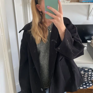 Kappa - (Dammet är på spegeln) sjukt najs kappa i nyskick med prislappar kvar, från NAKD! Köparen står för frakt, buda eller köp direkt för 400kr!!😊💕