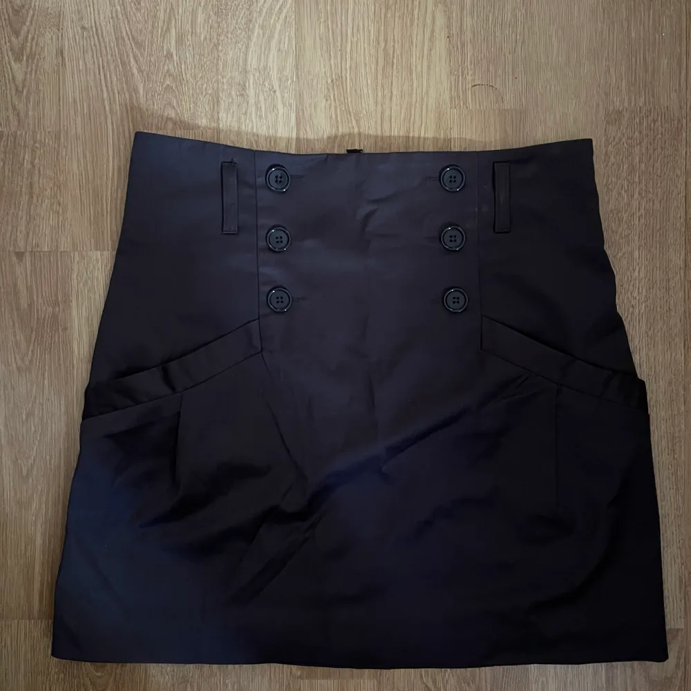 Superfint brun kjol ifrån h&m! Storlek 40 men den känns mindre. Oanvänd och köpt för längesen så går inte att köpa längre. 6 knappar ifram och en dragkedja i bak. Står inte för frakt 📦 🌸. Kjolar.
