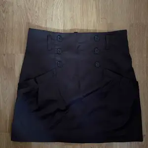 Superfint brun kjol ifrån h&m! Storlek 40 men den känns mindre. Oanvänd och köpt för längesen så går inte att köpa längre. 6 knappar ifram och en dragkedja i bak. Står inte för frakt 📦 🌸