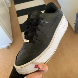 Nästan nya airforce - Säljer ett par svarta airforce, köpa för nån vecka sen men tyvärr för små!!