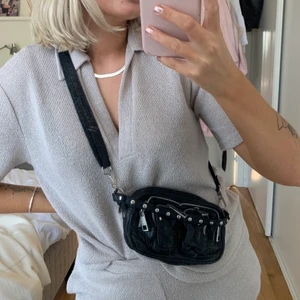 Nunor väska  - Miniväska från Nunoo med flera fack i skinn. Superfint skick på själva väskan men tyvärr så är kedjan och det man fäster kedjan i lite sliter. Finns nya kedjor att köpa till vet jag 🤘🏼🤍