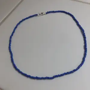 Ett halsband med små blåa pärlor!💙