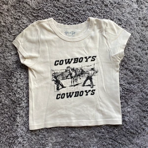 T-shirt/top från brandy Melville  - Skit snygg tröja från brandy Melville, i bra skick. Skriv till mig om ni vill ha fler bilder eller har frågor 💕💕