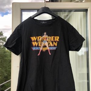 T-skirt med tryck - Svart t-shirt med tryck. Använd ett fåtal gånger, bra skick, inga skador. Pris 50kr + frakt. 