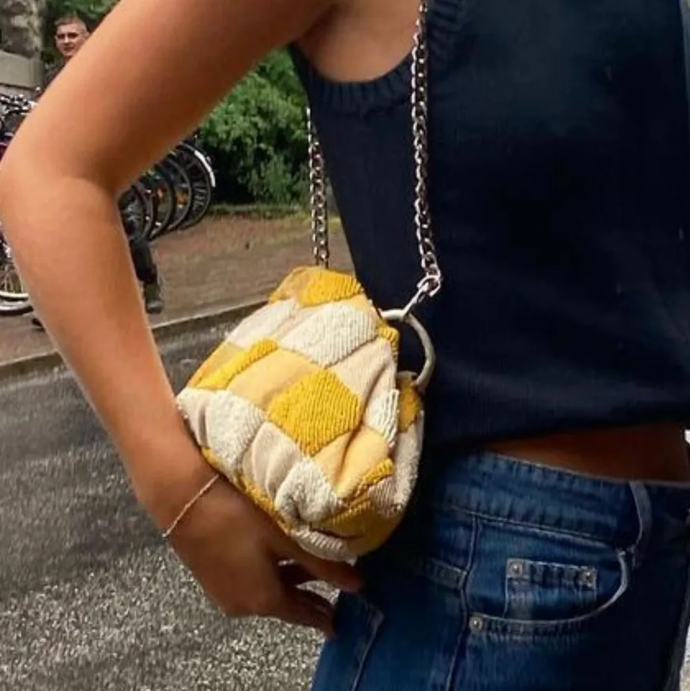 Annorlunda gul väska från Zara med pärlor! (Andra bilden lånad). Väskor.