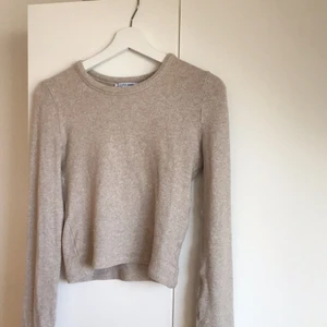 Stickad tröja zara  - Säljer denna beiga finstickade tröjan från zara, storlek S passar som en xs/s💗 