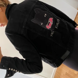 Zadig & Voltaire jacka - Säljer denna jacka från Zadig & Voltaire köptes för runt 4000kr! Kom med bud :) 