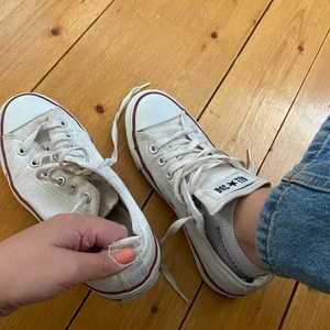 Converse storlek 38, 60 - Använda converse som har lite slitningar men de hör ju till charmen, säljer pga för stora, skulle säga att de passar både en 37:a,38:a och 39:a. All star märket där bak är näst intill utsuddat