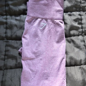 Gymshark vital seamless  - Vital seamless leggings från Gymshark. Färgen ser ni på första bilden, andra är endast passformen. Knappt använda, som nya! Denna färg finns inte längre kvar på hemsidan. Frakt ingår ej (+62 kr) 
