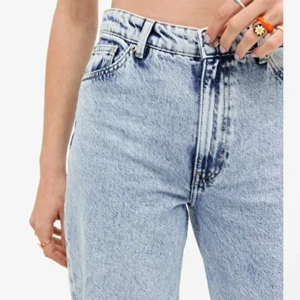 MONKI Yoko jeans  - Ljusblåa jenas från MONKI i modellen Yoko. Använda max 2ggr då de är för långa i benen för mig, jag är 162cm. Storlek 27 vilket motsvarar 36-38. Sitter tajt om röven höfterna o löst sedan pga den raka modellen. 