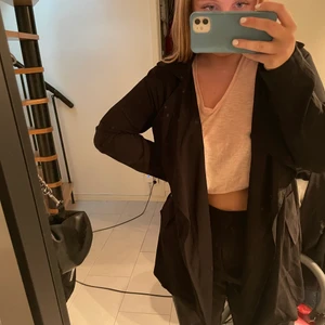 Svart Kappa - SKIT Snygg svart kappa från bikbok i storlek M, men passar även S!