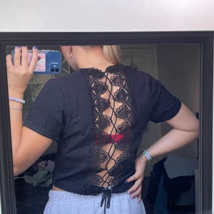 t-shirt  - svart t-shirt med en cool rygg, i storlek L men är som en XS/S💕