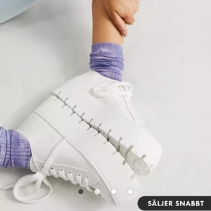 Vita chunky sneakers - Säljer dessa vita chunky sneakers, helt oanvända och fortfarande inplastade. Säljes pga fick två likadana i present, storlek 41 (andra skor från Asos är mindre i storleken) så borde passa en 40 också. 250 kronor + frakt